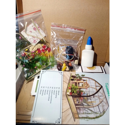 Drewniany model domku szklarnia 3D LED puzzle DIY