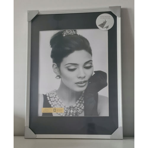 Ramka na zdjęcia z BIAŁĄ ramką 50 x 70 cm GLAMOUR
