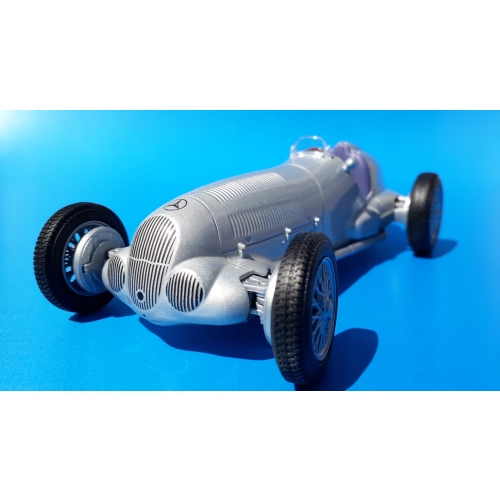 MERCEDES-BENZ W125 1937 METALOWY MODEL SAMOCHODU RESORAK WELLY 1:42 SREBRNY